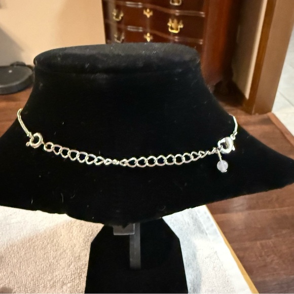 Avon “embellished butterfly“ Silvertone cream Pearl Pendant Necklace NIB 2013 - Picture 4 of 6